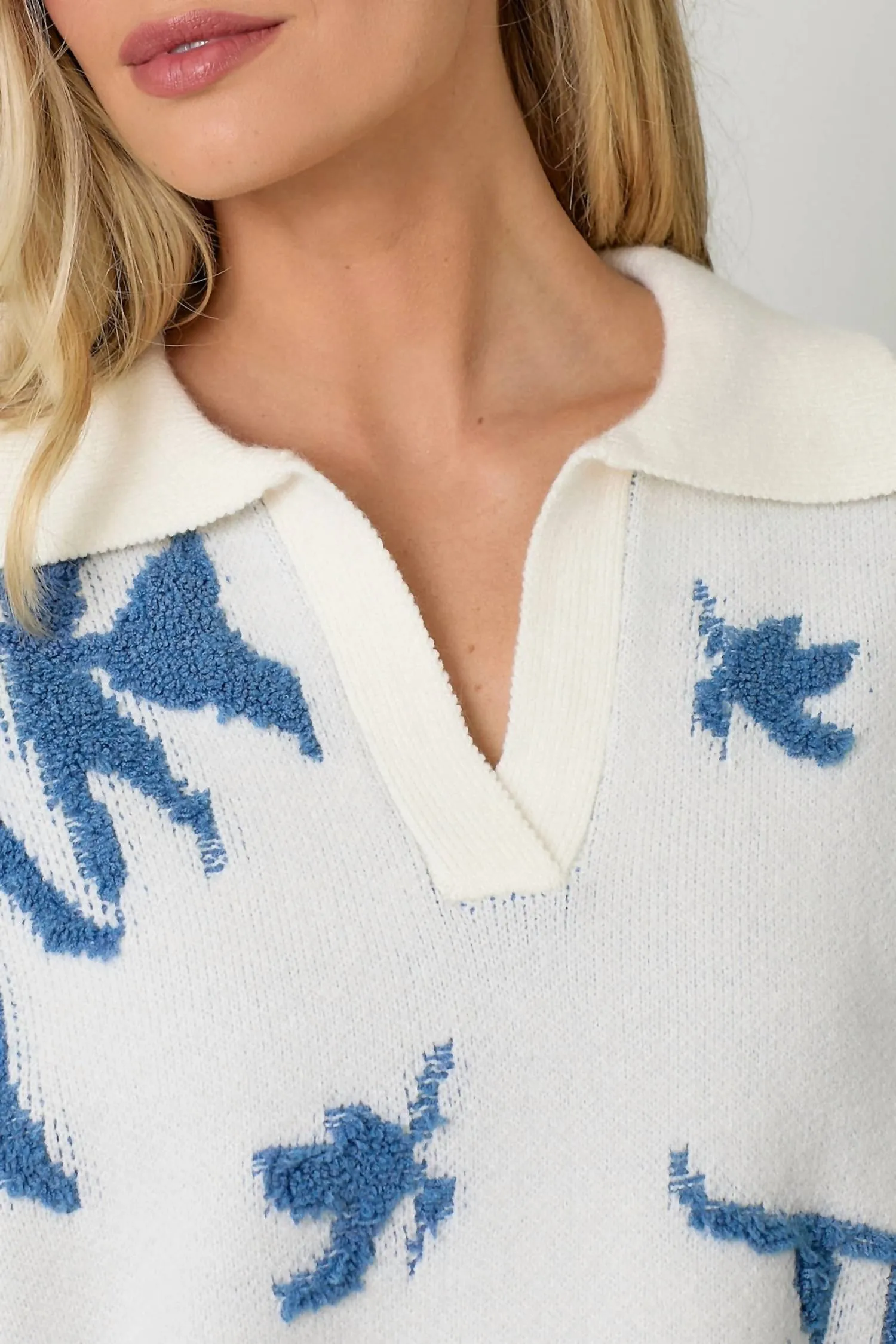 Collared Pullover Floral Sweater In White And Blue