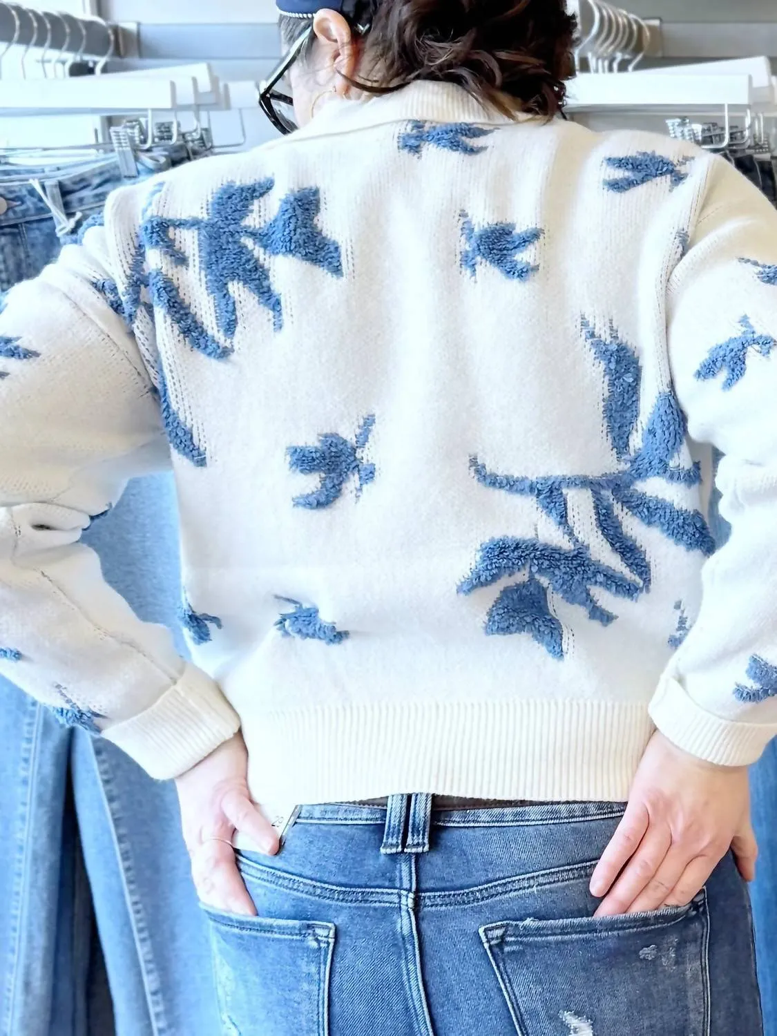 Collared Pullover Floral Sweater In White And Blue